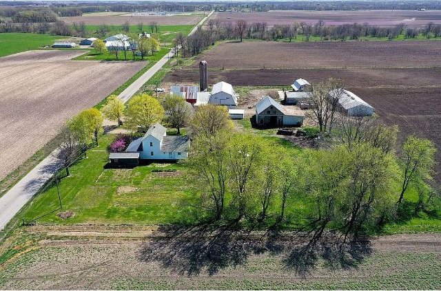 birds eye view of property featuring a rural view