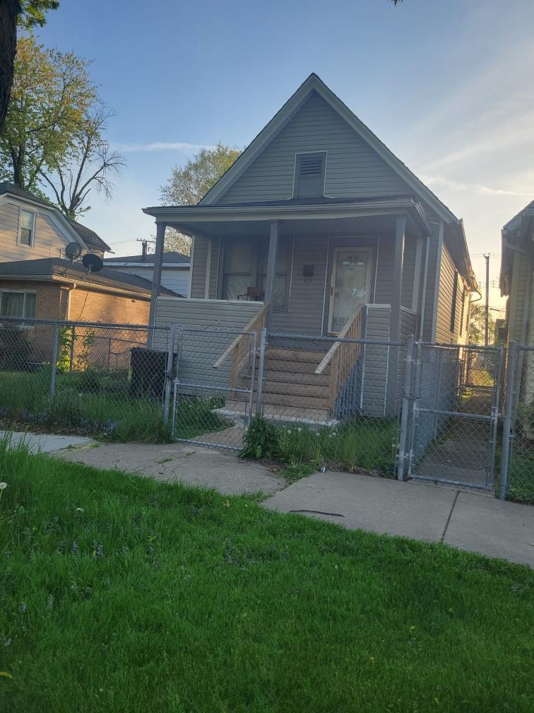 bungalow-style home with a front lawn and covered porch