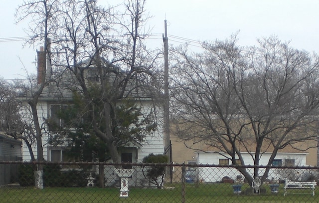 view of front of home featuring a front yard