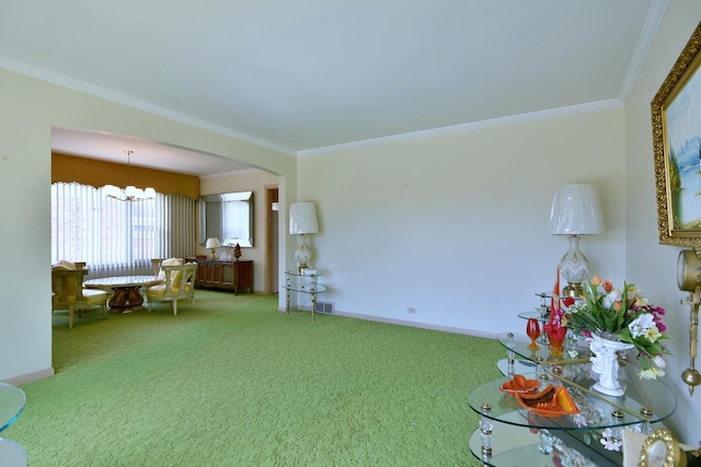 living area featuring crown molding, arched walkways, carpet flooring, and a chandelier