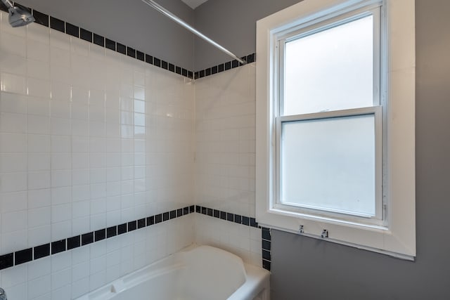 bathroom featuring tiled shower / bath combo