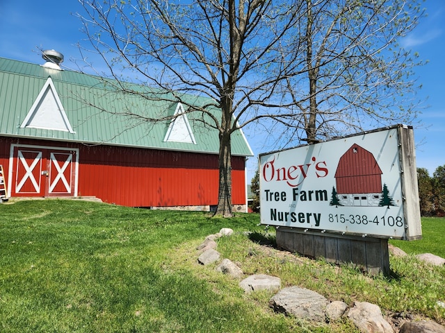 community sign with a yard