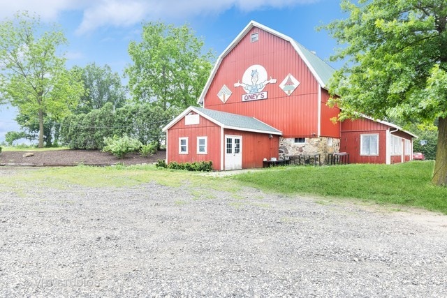 view of shed / structure featuring a yard