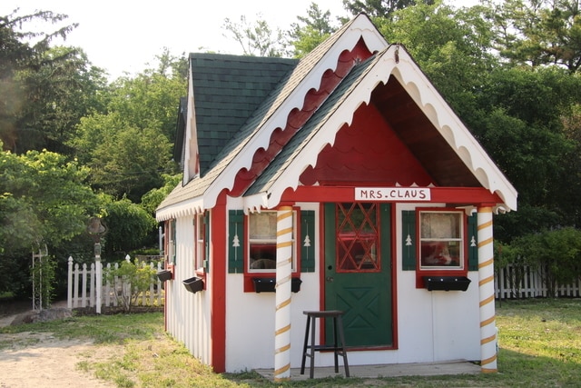 view of outdoor structure