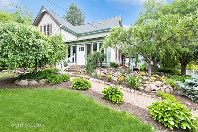 view of front of home featuring a front yard