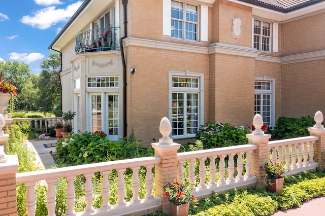 exterior space featuring a balcony