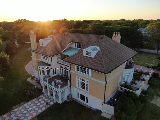 view of aerial view at dusk