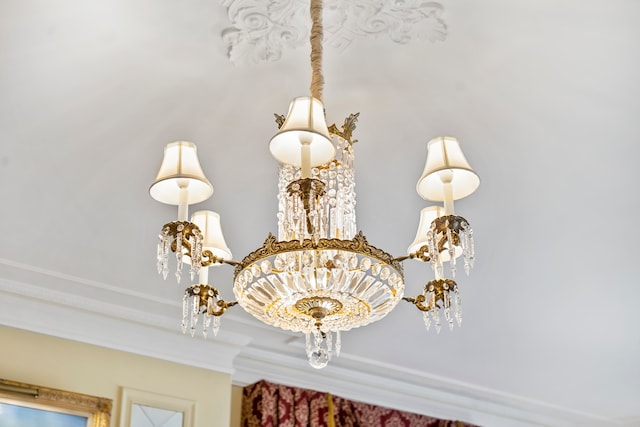 room details featuring a notable chandelier