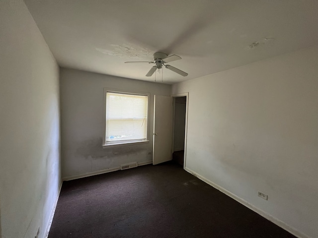 carpeted empty room featuring ceiling fan