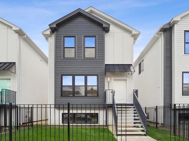 view of front of property featuring a front lawn