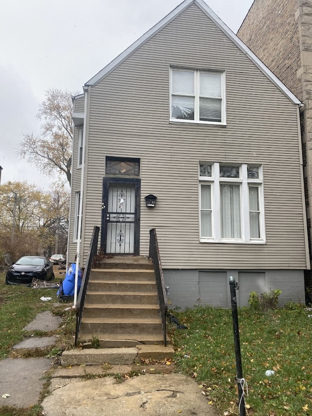 view of front of house featuring a front yard