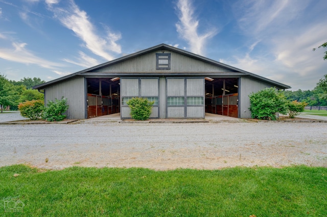 view of front facade with a front yard