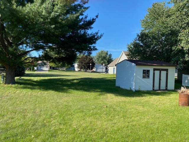 view of yard with an outdoor structure