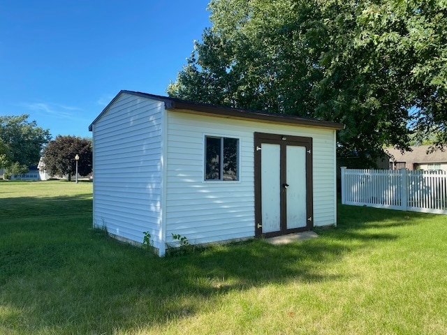 view of shed / structure featuring a lawn