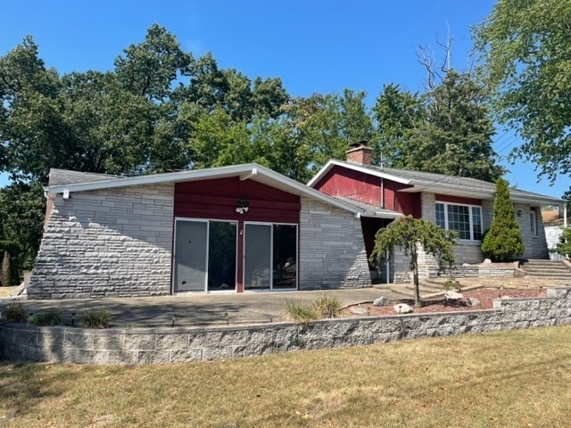 view of front of property with a front lawn