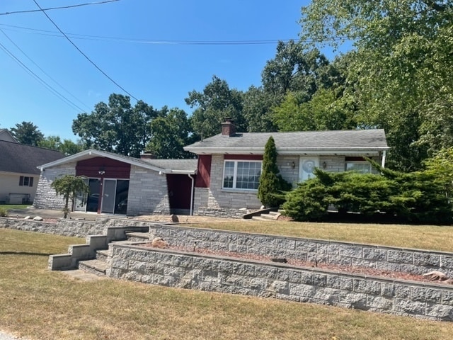 view of front facade featuring a front yard