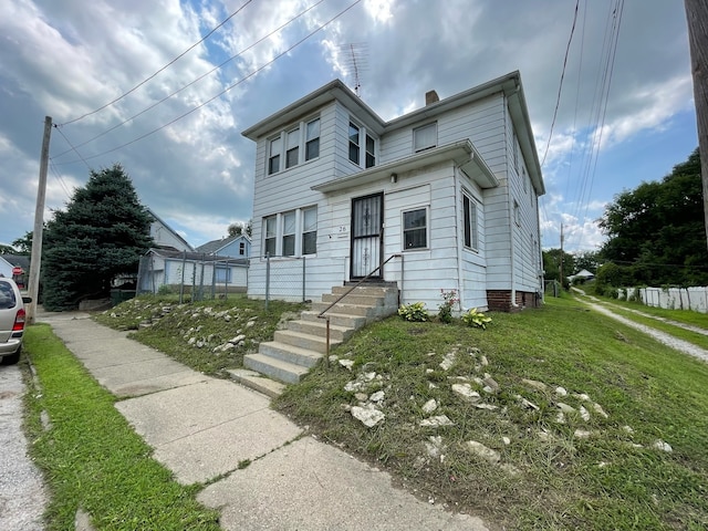 view of front of property featuring a front yard