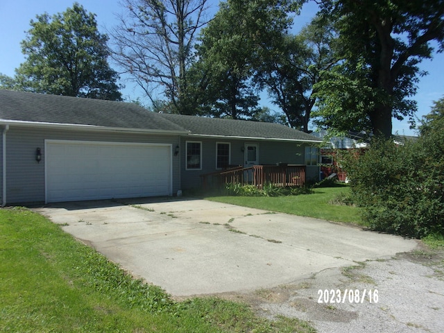 650 W Blue St, Sheldon, IL 60966 - ranch-style house with a front yard and a garage