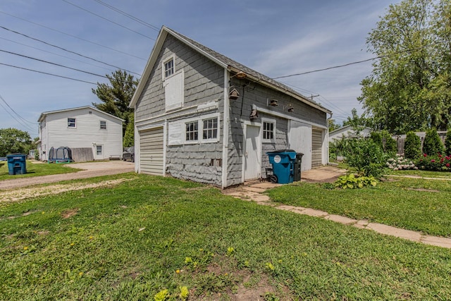 616 N Pleasant St, Princeton, IL 61356 - view of side of property featuring an outbuilding, a yard, and a garage
