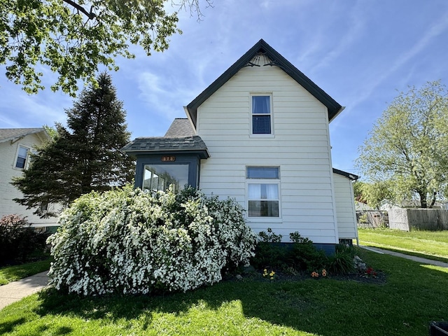 616 N Pleasant St, Princeton, IL 61356 - view of side of home featuring a shingled roof