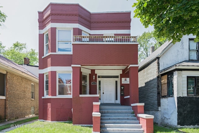 view of front of property featuring a balcony