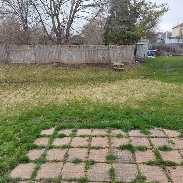 view of yard with a storage unit