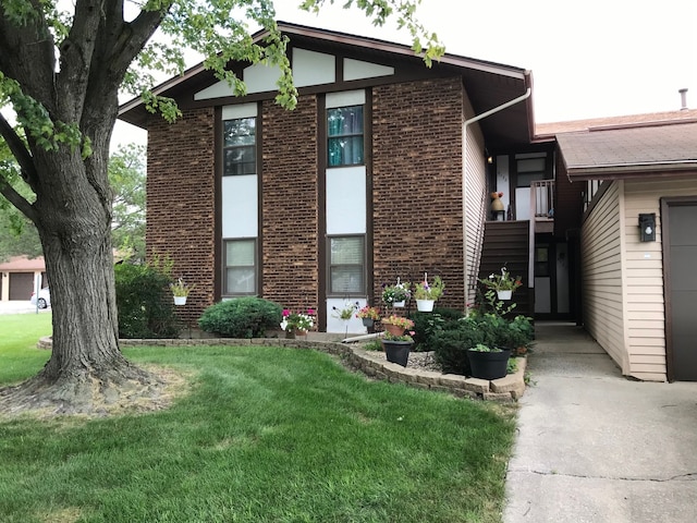 view of front facade featuring a front lawn