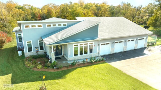 front of property featuring a front lawn