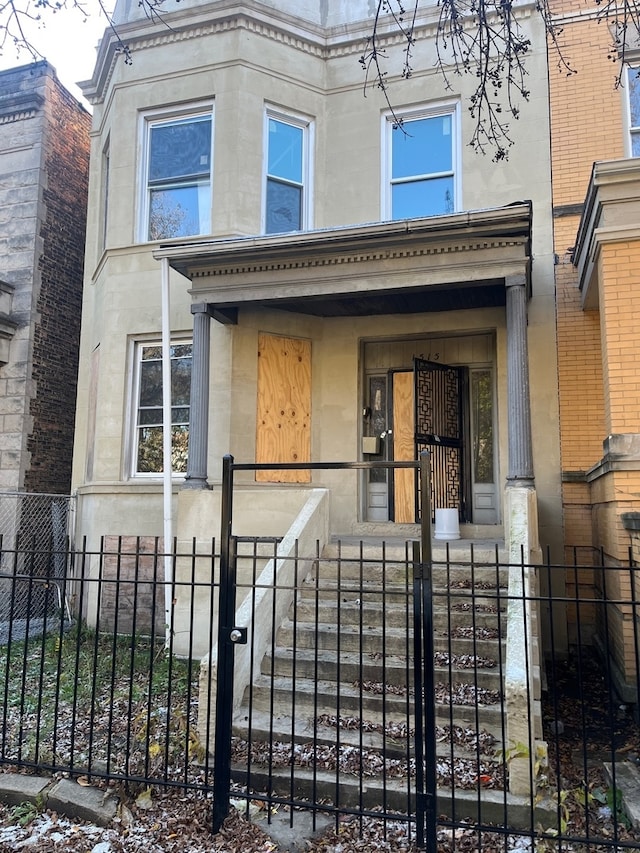 view of front of property featuring covered porch