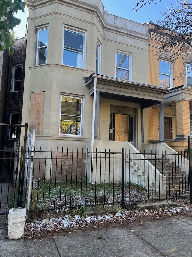 view of front of property featuring a porch