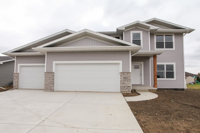 craftsman house featuring a garage