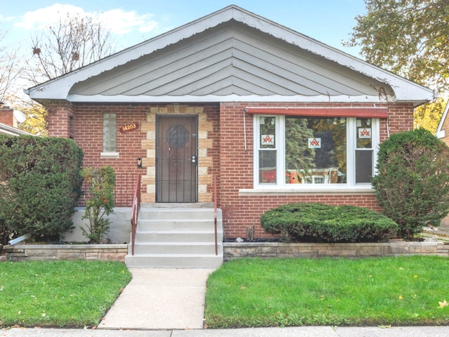 view of front facade featuring a front lawn