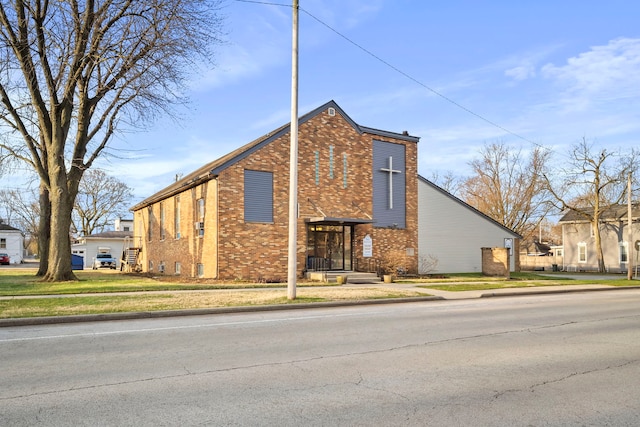 view of side of property featuring a lawn