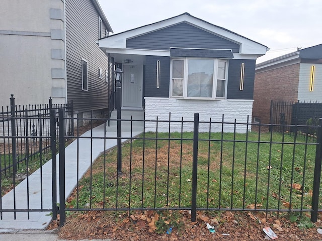 view of front facade featuring a front lawn