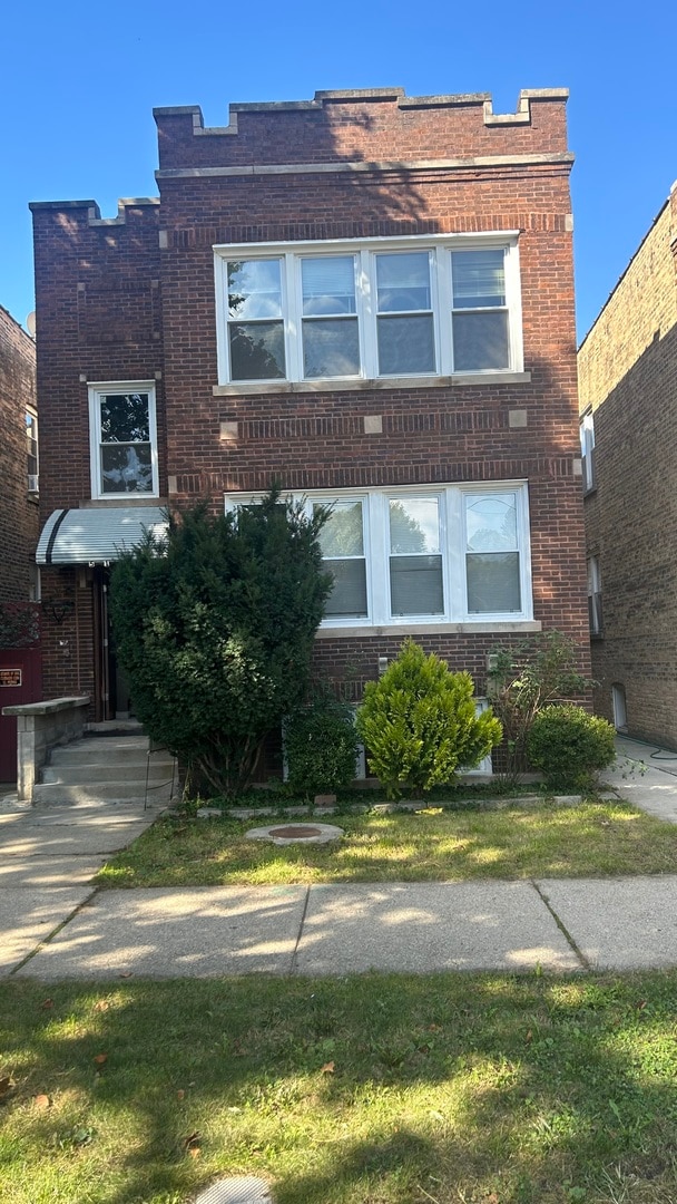 view of front facade with a front lawn