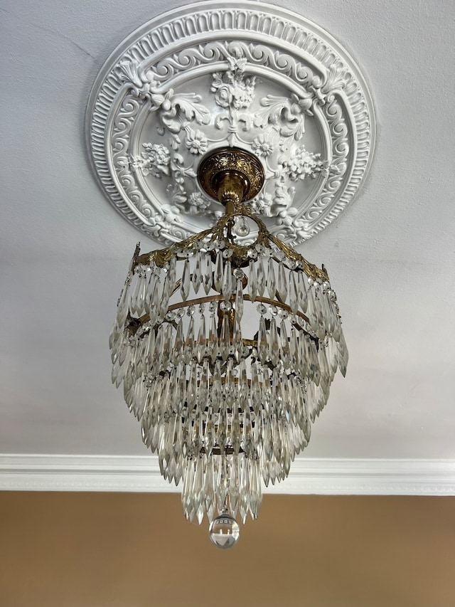 room details featuring ceiling fan and crown molding