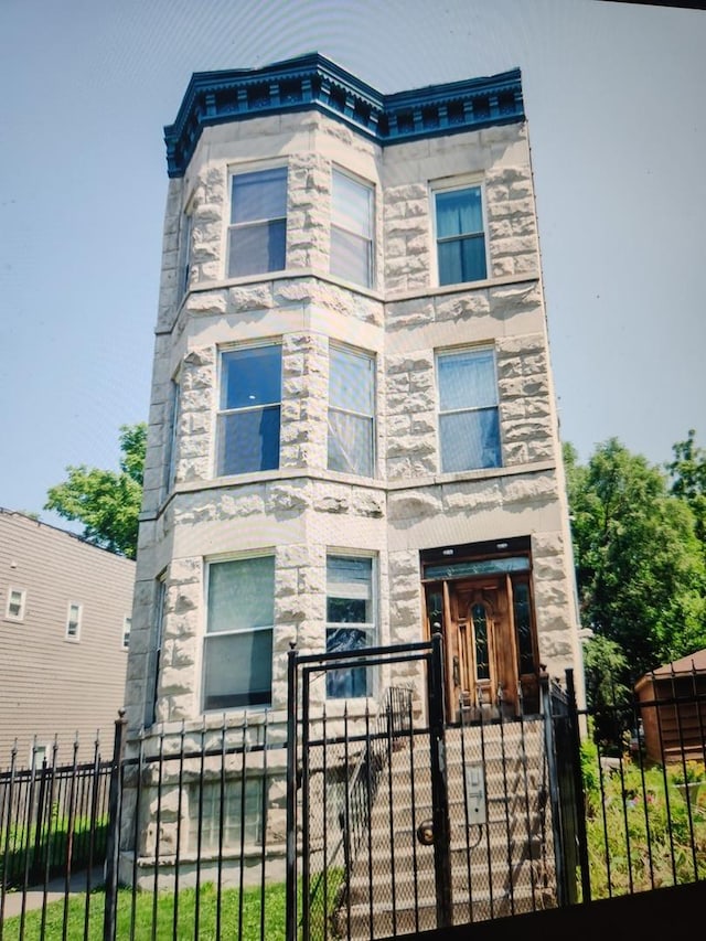 view of italianate home