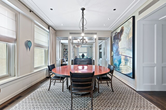 dining room featuring visible vents, an inviting chandelier, dark wood-type flooring, ornamental molding, and baseboards