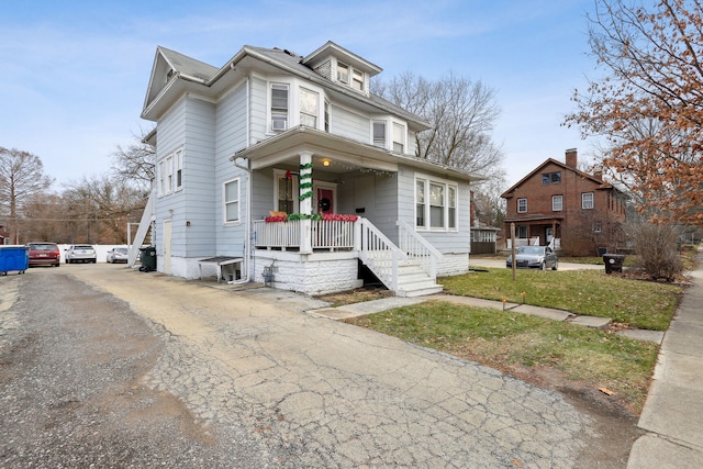 view of front of house featuring a front lawn and covered porch