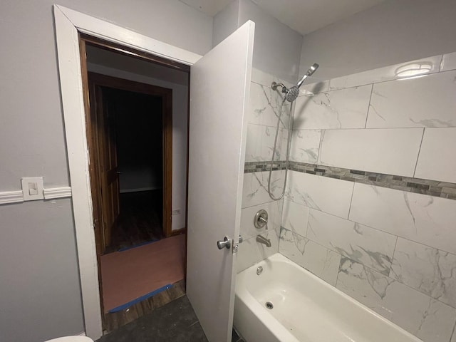 bathroom with tiled shower / bath combo