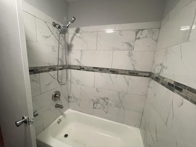 bathroom with tiled shower / bath combo