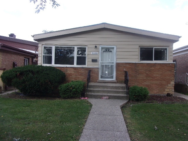 view of front of house with a front lawn