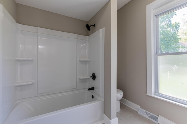 1011 5th St, Mendota, IL 61342 - full bathroom featuring toilet, baseboards, and shower / bath combination