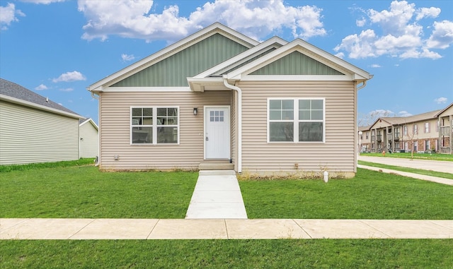 view of front facade with a front yard