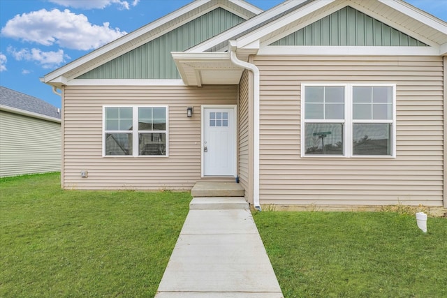 view of front facade featuring a front yard