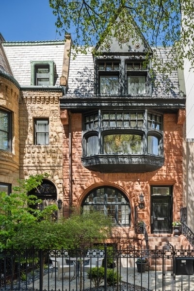 view of front of property with a balcony