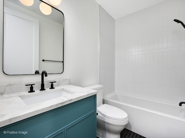 full bathroom with large vanity, toilet, and tiled shower / bath