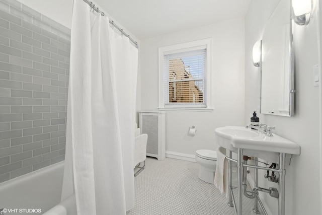 bathroom featuring toilet and shower / bath combo with shower curtain