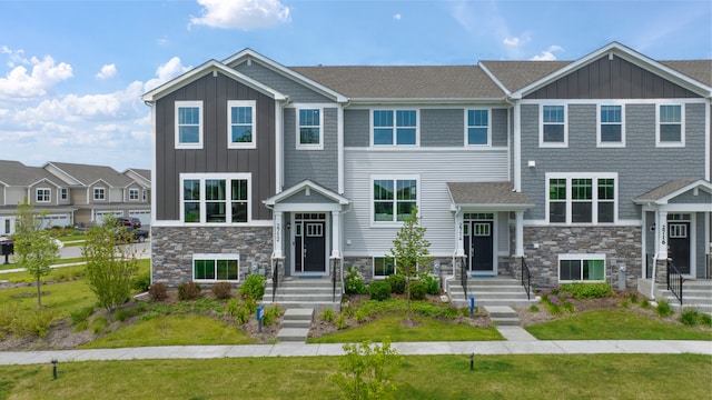 view of front facade featuring a front lawn