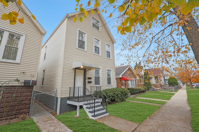 view of front of home featuring a front yard